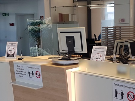 Spuckschutz des Bankschalters der Kreissparkasse