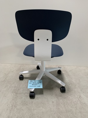 79_HAG Tion 2100, Rücken und Sitz Kunststoff blau gestell weiß, Kratzer im Kunststoff